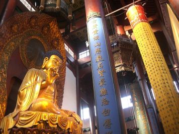 800px-Great_statue_of_Sakyamuni_in_the_Mahavira_Hall_of_Lingyin_Temple,_Hangzhou.JPG